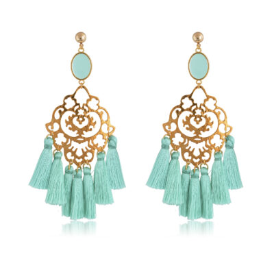 Beautiful and chic oversize boho earrings, made with a fine filigree motif. Little silk tassels, and a mint enamel stud are the ingredient for this special piece of jewelry. Because of its beauty, it is perfect to add a Bohemian touch to your most sophisticated looks.