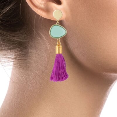 If you’re on eternal hunt for the perfect accessories, we might be able to help you out. Check these original and really stylish geometrical earrings, with magenta tassels and geometrical shape. Don’t they fit right into your jewelry box? We think so.