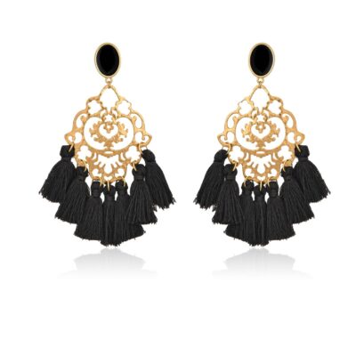 Beautiful and chic oversize boho earrings, made with a fine filigree motif. Little silk tassels, and a black enamel stud are the ingredient for this special piece of jewelry. Because of its beauty, it is perfect to add a Bohemian touch to your most sophisticated looks.