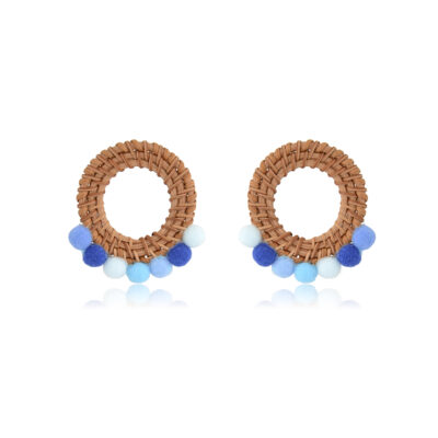 Beautiful and bright rattan earrings that remind me of the ocean, the pompoms are so soft and cozy, and the colors so calming. It such a nice feeling to wear them. Perfect for a sunny day or during winter blues!