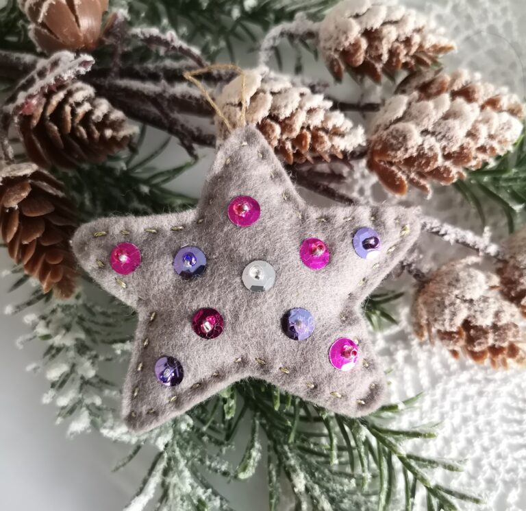 These beautiful felt Christmas stars have been one of my favorite ornaments for so long, I could not wait any longer to make them and share them with you.