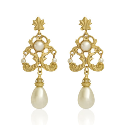 Truly stunning, this pair of gold chandelier earrings features an arrangement of pearls and a beautiful baroque motif. The elegant design of these earrings makes them the perfect accessory to your white or ivory wedding dress.