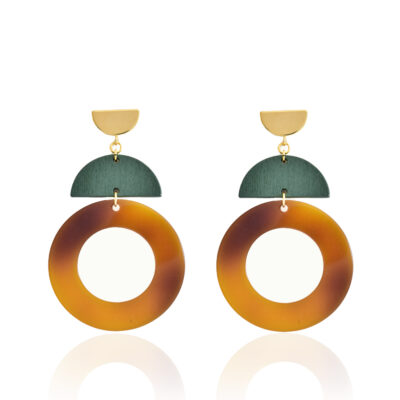 Dare to dangle these super dangle earrings. A gold semicircle stud, a semicircle deep green wooden motif, and a tortoiseshell hoop, that’s what makes this pair an absolute must-have piece.