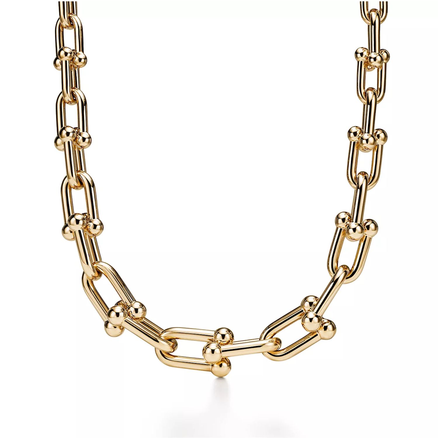 The Tiffany chain is the perfect addition to any jewelry collection. The chain is made from high-quality materials, which ensures its durability and style. Made of gold-plated brass, it has a luxurious shine that catches the light perfectly. It measures 55 cm in length, making it the perfect length to wear alone or stack with other chains. The clasp is a Tiffany link, which is easy to use and makes the chain look seamless. This chain is characterized by elegance and sophistication. It can be worn with any outfit, whether you want to dress up for a special occasion or add a touch of glamour to your everyday look. Experience unparalleled beauty by ordering this stunning Tiffany chain from our e-shop. This necklace will be a great addition to your jewelry collection.